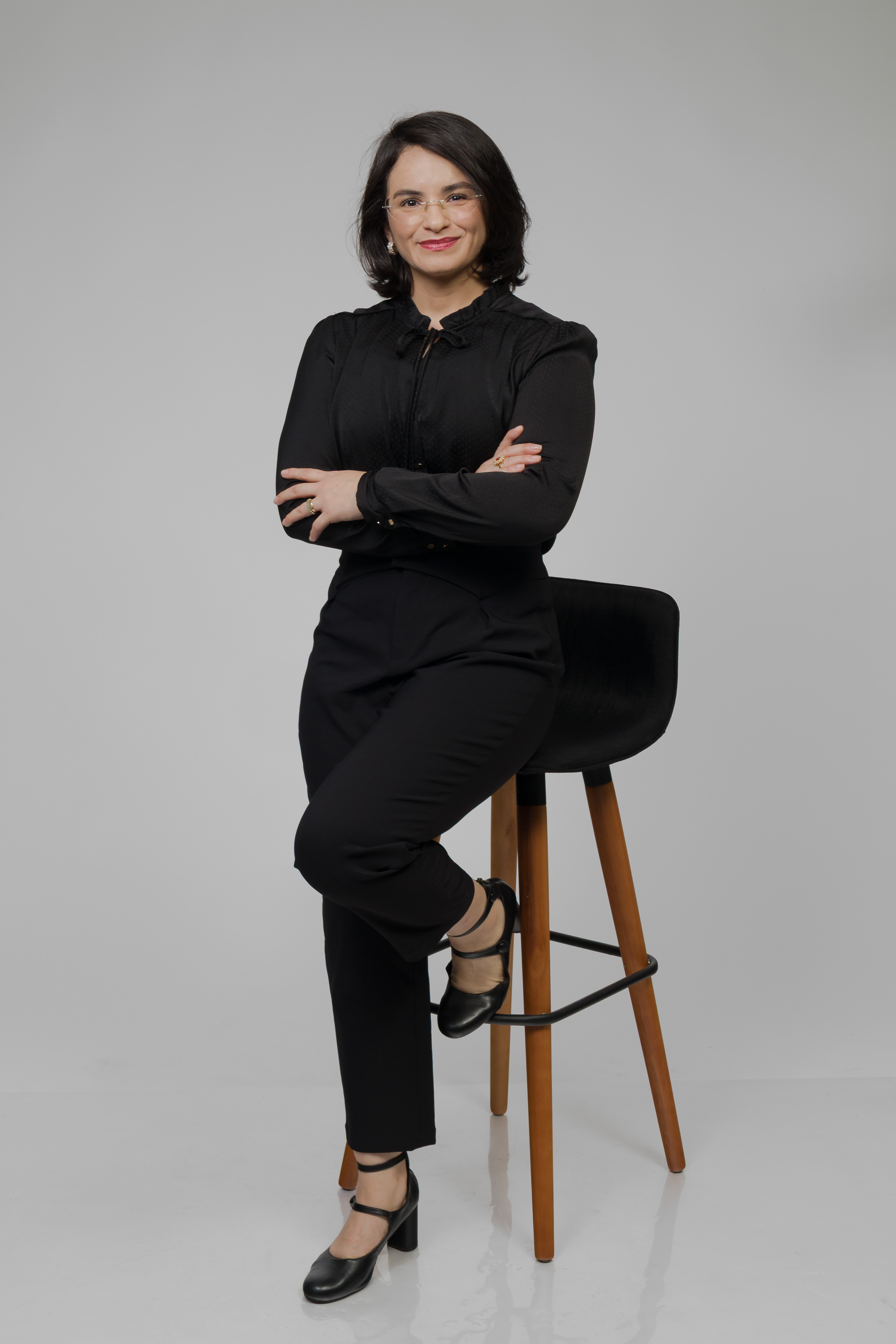 Patrícia Mendes confeccionando uma órtese termoplástica sob medida com precisão técnica em Londrina.